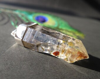Petroleumkwarts hanger - Vuurvlieg Enhydrokwartspunt uit Madagaskar, petroleumkwarts insluitingen, gezet in 925 sterling zilver.