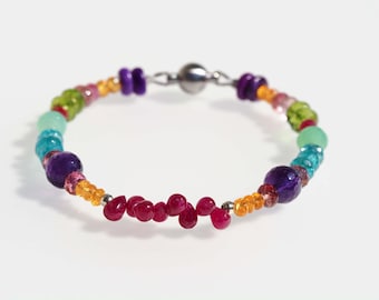 Bracciale con pietre preziose dai colori vivaci e chiusura magnetica.