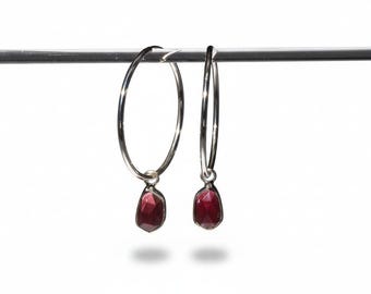 Granaat Zilveren Creolen – elegante oorbellen met dieprode edelstenen