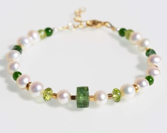 Bracciale di perle con tormalina e chiusura placcata oro.