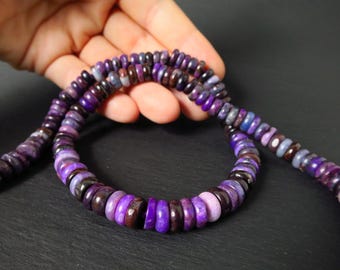 Fantastica collana con autentica sugilite, perle di sugilite non trattata, seta dai colori intensi, chiusura in argento sterling (placcato Odin grezzo).