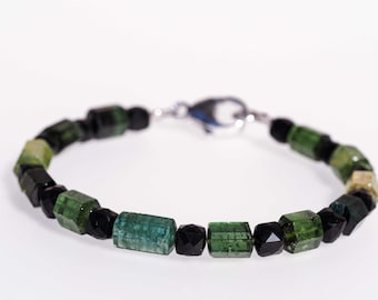Esclusivo bracciale in tormalina verde con inserti in argento 925, pezzo unico.
