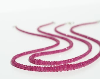 Collana con zaffiro rosa sfaccettato e chiusura in argento sterling 925.