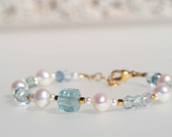 Bracciale di perle con acquamarina e chiusura placcata oro.