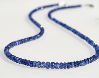 Collana girocollo con zaffiro blu sfaccettato e pietra preziosa naturale.