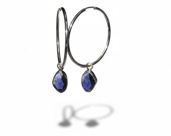 Iolite Zilveren Creolen – elegante oorbellen met mystieke blauwe edelstenen