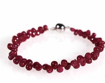 Bracciale con rubino a forma di goccia e chiusura magnetica.