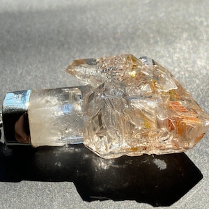 Vuurvlieg Petroleum Scepter Kwartspunt uit Madirobe, Madagaskar Petroleum Insluiting Kwarts Hanger 925 Sterling Zilver Onbehandeld