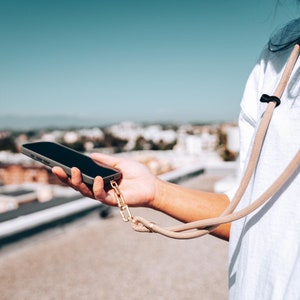 Adjustable Crossbody Phone Lanyard: Hands-Free Strap