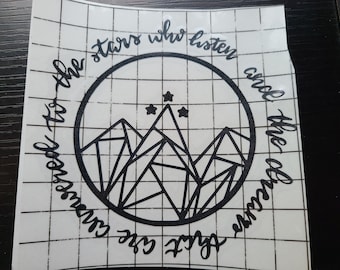 Könnte beinhalten: Schwarzweißes Grafikdesign einer Bergkette mit drei Sternen darüber. Der Text um das Design lautet: "Suche die Sterne, die zuhören, und die Antworten auf die Fragen deines Herzens."
