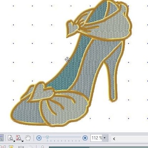 Puede incluir: Un zapato de tacón alto bordado en azul claro y dorado con un lazo en la parte delantera.