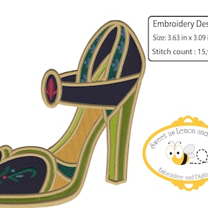 Può includere: Ricamo di una scarpa con tacco alto con un motivo verde, giallo e blu. La scarpa ha un cinturino con un dettaglio floreale rosso. Il disegno misura 9,22 cm per 7,85 cm e ha 15.957 punti.