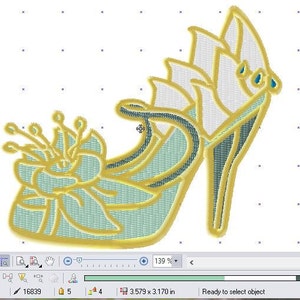 Może przedstawiać: Haftowany wzór przedstawiający but na wysokim obcasie z kwiatowym detalem, w kolorze złotym i niebieskim.