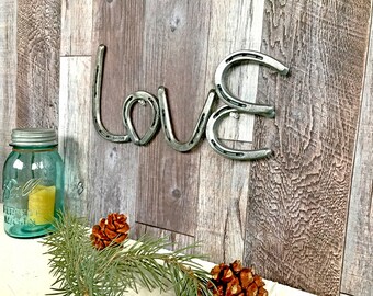 Letrero de amor con forma de herradura - Decoración rústica del oeste - Decoración de herraduras - Arte de pared de metal - Decoración rústica del hogar - Decoración del hogar con amor