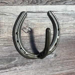 Single Used Horseshoe Hook - Rustic Wall Decor - Horse Shoe Art - Wall Art - Wedding Gifts - Farmhouse Decor - Horseshoe Hooks - Tack Hook