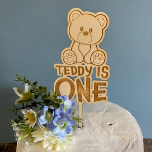 Topper per torta personalizzato con orsacchiotto, decorazione per torta del primo compleanno per bambini, topper per torta di compleanno in legno per bambini, festa di compleanno dell'orsacchiotto