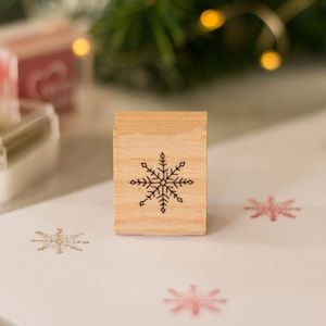 小さな雪の結晶のゴム製インクスタンプ、クリスマスクラフトの木製雪の結晶スタンプ、お祝いの工芸品、クリスマスカードのタグ作り