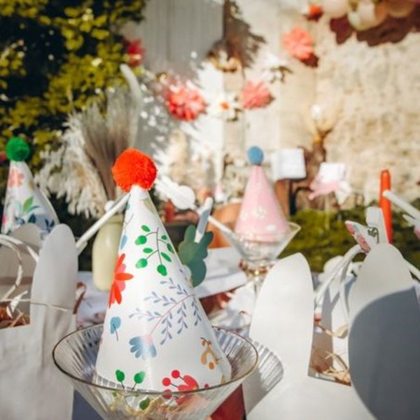 8 chapeaux de fête en papier de style Liberty, cotillons floraux, chapeaux de fête d'anniversaire, chapeaux en papier floral avec pompon, chapeaux de thé de l'après-midi