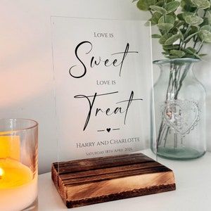 ウェディングパーティーのスイートバーサイン、パーソナライズされたLove Is Sweetコンテンポラリーサイン、アクリルサイン、スイートカートテーブルサイン、ケーキデザートバーテーブルサイン
