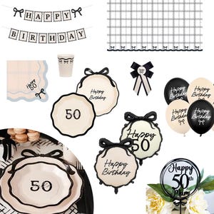 Puede incluir: Una colección de decoraciones para una fiesta de cumpleaños número 50. Incluye platos, globos, pancartas y un adorno para pastel, todo en una combinación de colores negro y crema. Las decoraciones presentan el texto "Feliz Cumpleaños" y el número "50".
