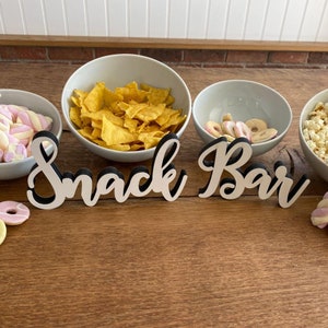 Sinal de mesa de pé para bar de lanche de casamento, decorações de mesa de madeira, sinal autônomo de mesa de doces brancos, decorações de casamento (estilo 2)