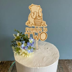 Topper per torta personalizzato Winnie The Pooh, festa di compleanno del personaggio per bambini, decorazione per torta per bambini in legno, topper per torta personalizzabile