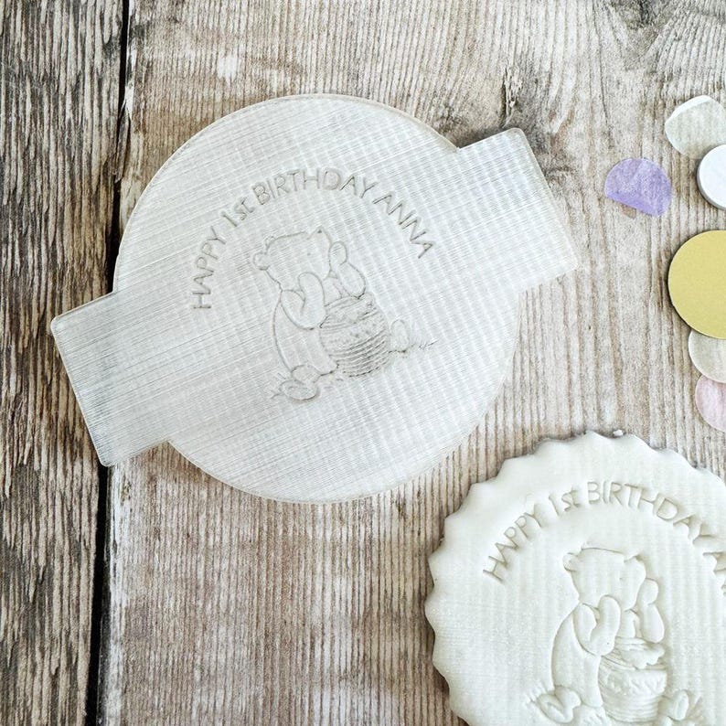 Personlig Nalle Puh-prägel, muffinsstämpel, kakstämpel, 1-årsdagsprägel, babyshower-prägel VILKA ORD SOM HELST bild 3