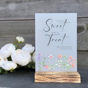 パーソナライズされた Love Is Sweet テーブルサイン、花柄アクリル製ウェディングパーティー スイートバーサイン、スイートカートサイン、デザートバー、不透明サイン A5 A4