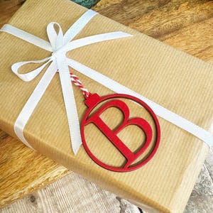 Gepersonaliseerde eerste kerstcadeaukaartjes, aangepaste kleur feestelijke brief cadeaulabel, eerste kerstbal, houten boomdecoratie cadeau