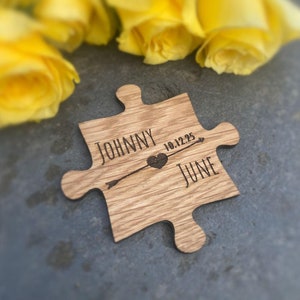 Recuerdo personalizado de pieza de rompecabezas de madera, regalo de "Mi pieza faltante", regalo para el 5.º aniversario, ficha romántica de madera con iniciales y fechas en una bolsa.