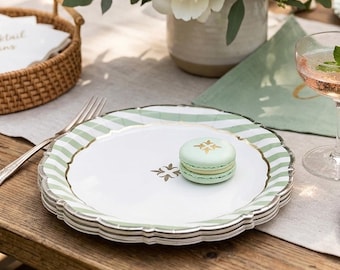 Platos de papel para canapés color verde salvia con borde a rayas, vajilla para bodas y fiestas de cumpleaños en verde y dorado (paquete de 8, 18 cm).