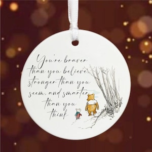 "Personalisierte Winnie The Pooh-Hängedekoration, ""Sie sind mutiger, als Sie glauben ..", Weihnachtsandenken, hängende Wanddekoration aus Porzellan."