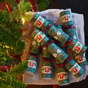 6 Green Christmas Party Crackers, Dove Of Peace Festive Table Crackers, Party Table Decorations, Novelty Table Crackers, Dinner Party