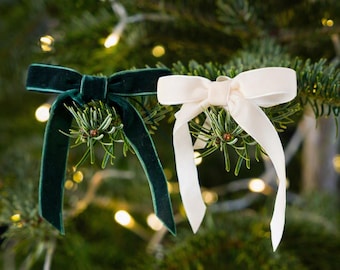 Green and Cream Velvet Christmas Bows, Festive Holiday Decorations, Cheerful Seasonal Statement Decorations, Set of 8, 10 cm)