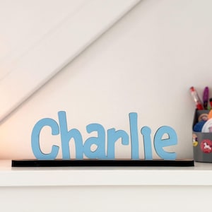 Letreros de madera personalizados con nombre y soporte, nombre para estante de guardería, regalo con nombre de bebé, regalo de decoración de dormitorio, letras de madera