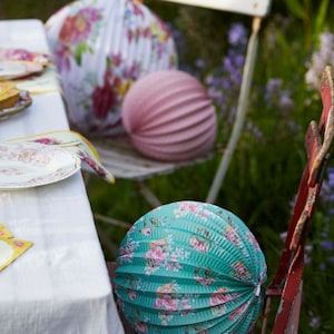 3 decorazioni di lanterne di carta floreali sospese, festa di Alice nel paese delle meraviglie, decorazioni floreali per matrimoni, decorazioni sospese, decorazioni floreali per feste