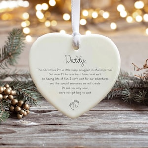 Ornamento personalizzato in porcellana a forma di cuore per la famiglia in gravidanza: ricordo natalizio personalizzato, decorazione per futuri genitori, regalo per l'annuncio di una nascita.