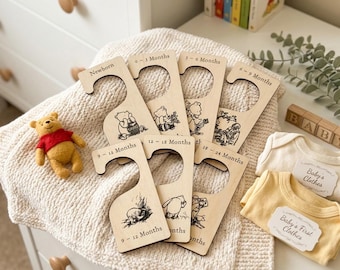 8 houten Winnie de Poeh babykleertjes verdelers, kinderkamerhangers cadeau pasgeborene, babyshower aandenken cadeau, eerste outfit, baby aandenken