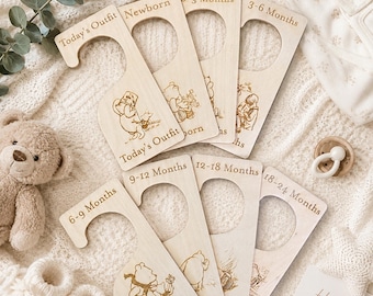 8 Winnie de Poeh houten babykleertjes verdelers, DUBBELZIJDIG kinderkamerhangers pasgeboren cadeau, babyshower aandenken cadeau, baby aandenken