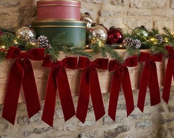 Festive Christmas Paper Garland with Red Velvet Bows, Cheerful Seasonal Holiday Decoration for Home Displays and Tree Décor Styling 2m