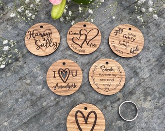 Llavero de roble de madera personalizado para pareja, regalo de recuerdo de compromiso, regalo para pareja, regalo de boda, regalo de 5º aniversario nombre y diseño de fecha