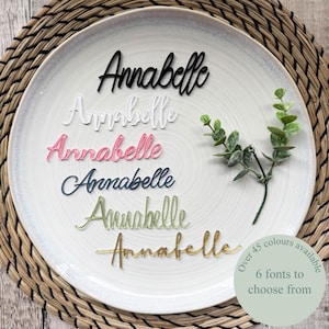 Gepersonaliseerde naamkaartjes, tafelkaartjes en servetten voor bruiloftsgasten, gemaakt van gespoten acryl.