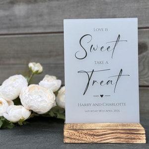 パーソナライズされた Love Is Sweet 現代的サイン、不透明アクリル製ウェディング パーティー スイート バー サイン、スイート カート テーブル サイン、デザート バー テーブル サイン