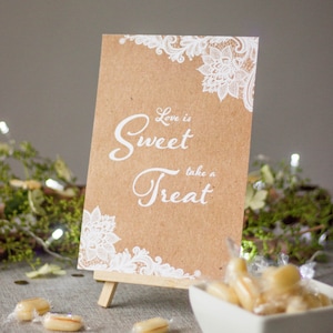 Rustikales Hochzeitsschild „Love Is Sweet“, braune Karte mit weißem Spitzen-Hochzeitskartendesign, Hochzeitsschilder und Dekorationen, Party-Leckerli-Schilder