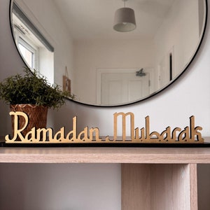 Houten bord Ramadan Mubarak, traditionele decoratie voor Eid-feest, vieringen Ramadan-feest, kleurenkeuze