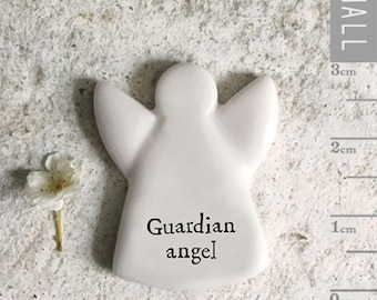 Pequeño ángel de la guarda de porcelana, recuerdo para guardar como recuerdo