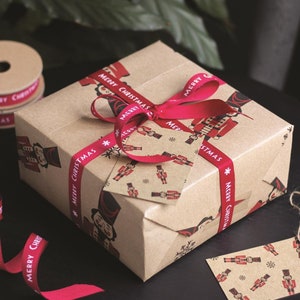 2 folhas de papel de embrulho quebra-nozes com etiquetas de presente e fita, conjunto de embrulho para presente de Natal, embrulho para presente quebra-nozes infantil ecológico