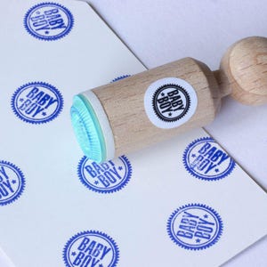 Mini tampon bébé garçon – Tampon en caoutchouc pour travaux manuels, tenue de journal, cartes de baby shower et scrapbooking, tampon artisanal en bois