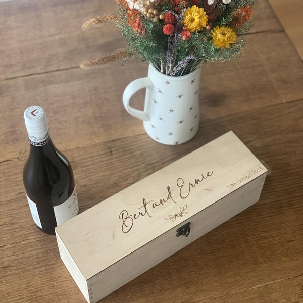 Coffret vin personnalisé, cadeau souvenir gravé pour couple, cadeau de fiançailles botanique, porte-vin en bois, cadeau de mariage prénom date