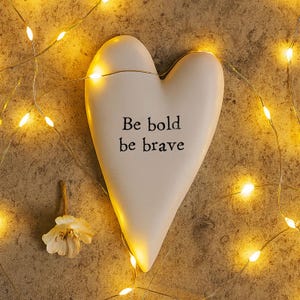 Winziger Porzellanherz mit den Worten Be Bold Be Brave, Geschenktoken, Andenken aus Porzellan, kleines Herz, Andenken Herz